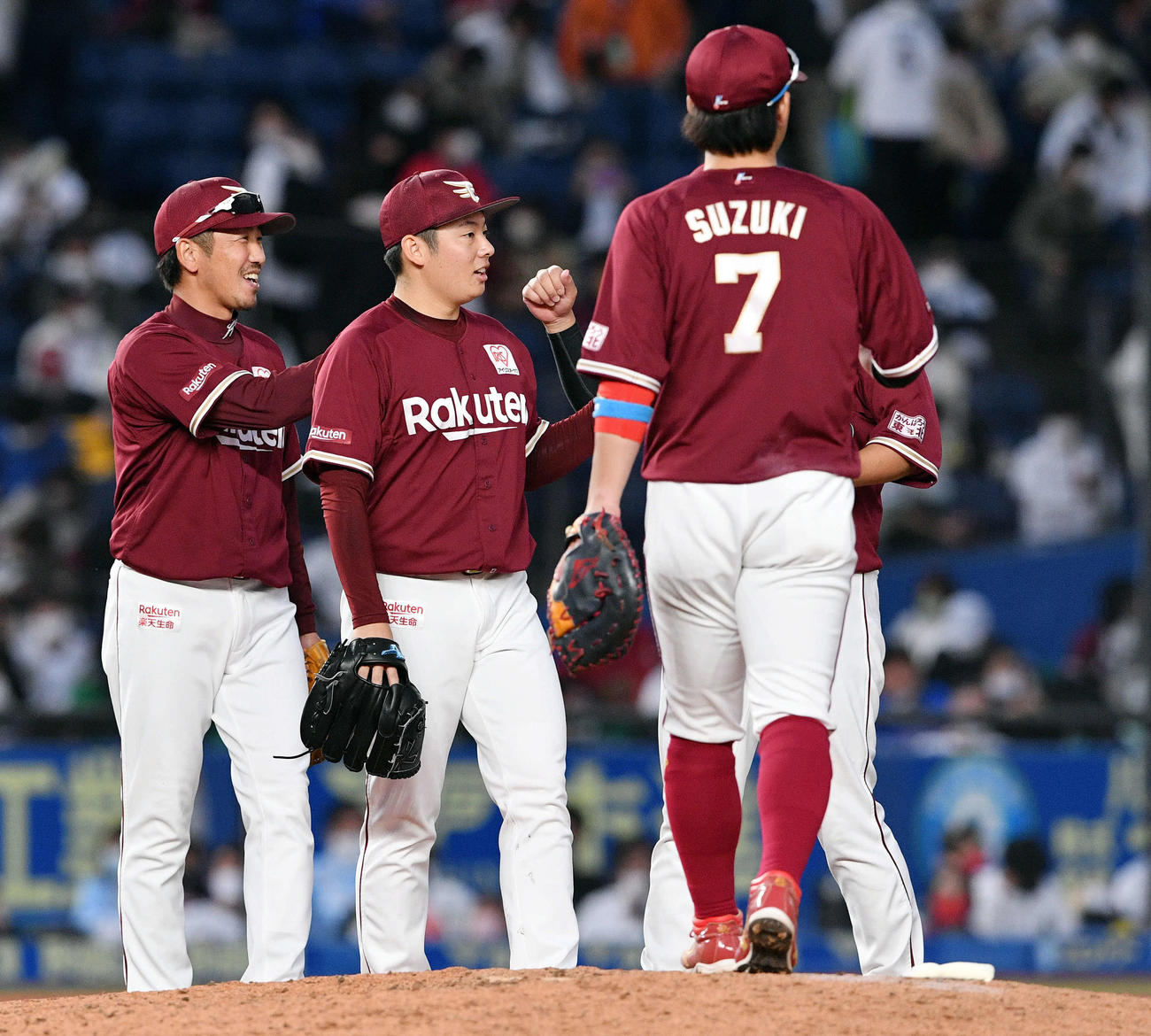ロッテ対楽天　引き分けに終わりタッチを交わす楽天松井（左から2人目）らナイン（撮影・滝沢徹郎）