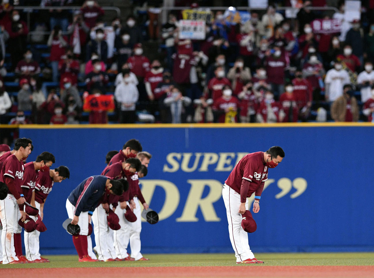 ロッテ対楽天　試合後、ZOZOマリンスタジアムのファンにあいさつする楽天三木監督（右）らナイン（撮影・滝沢徹郎）