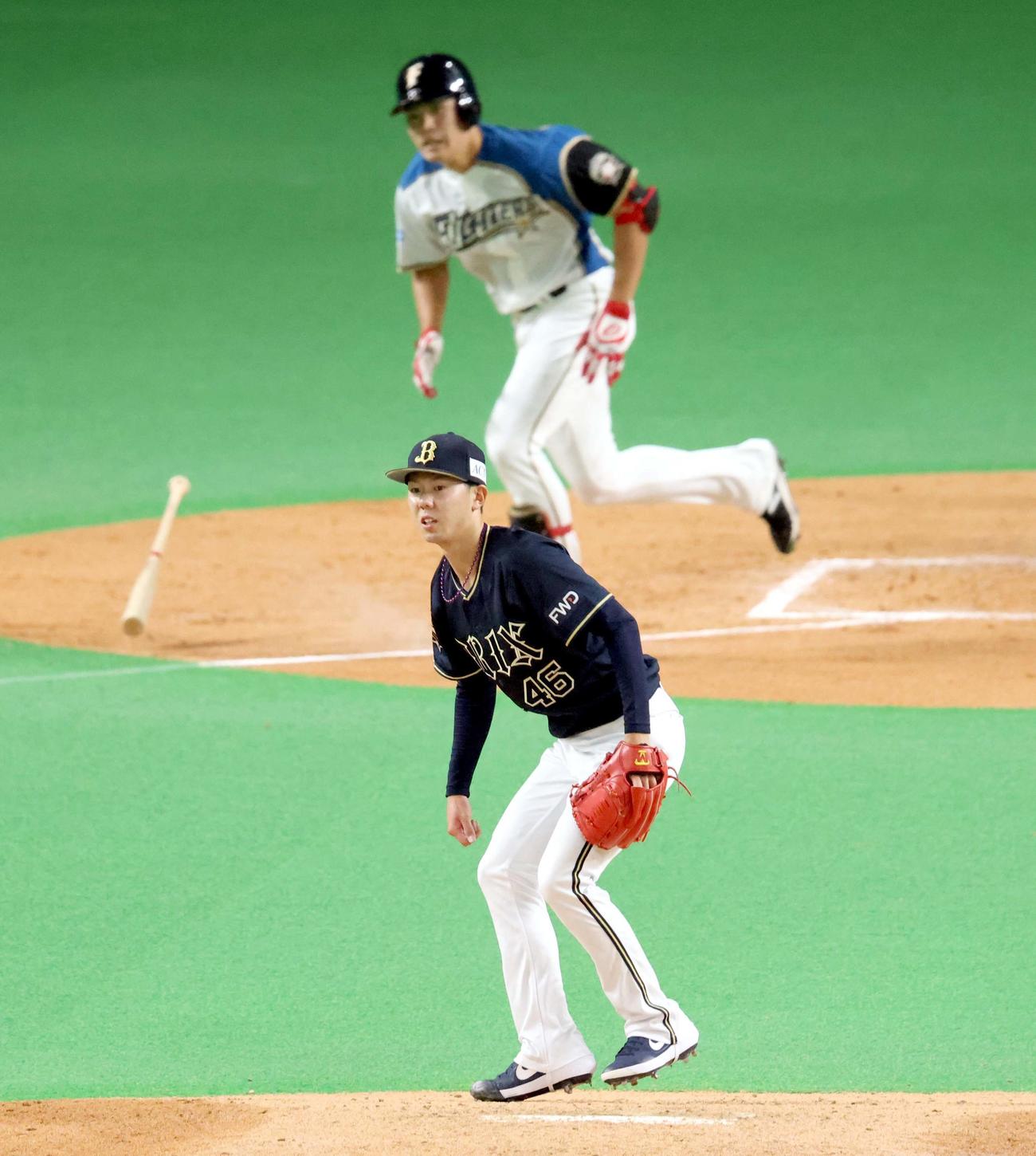 日本ハム対オリックス　2回裏日本ハム無死二、三塁、野村に中前適時打を打たれるオリックス本田（撮影・佐藤翔太）