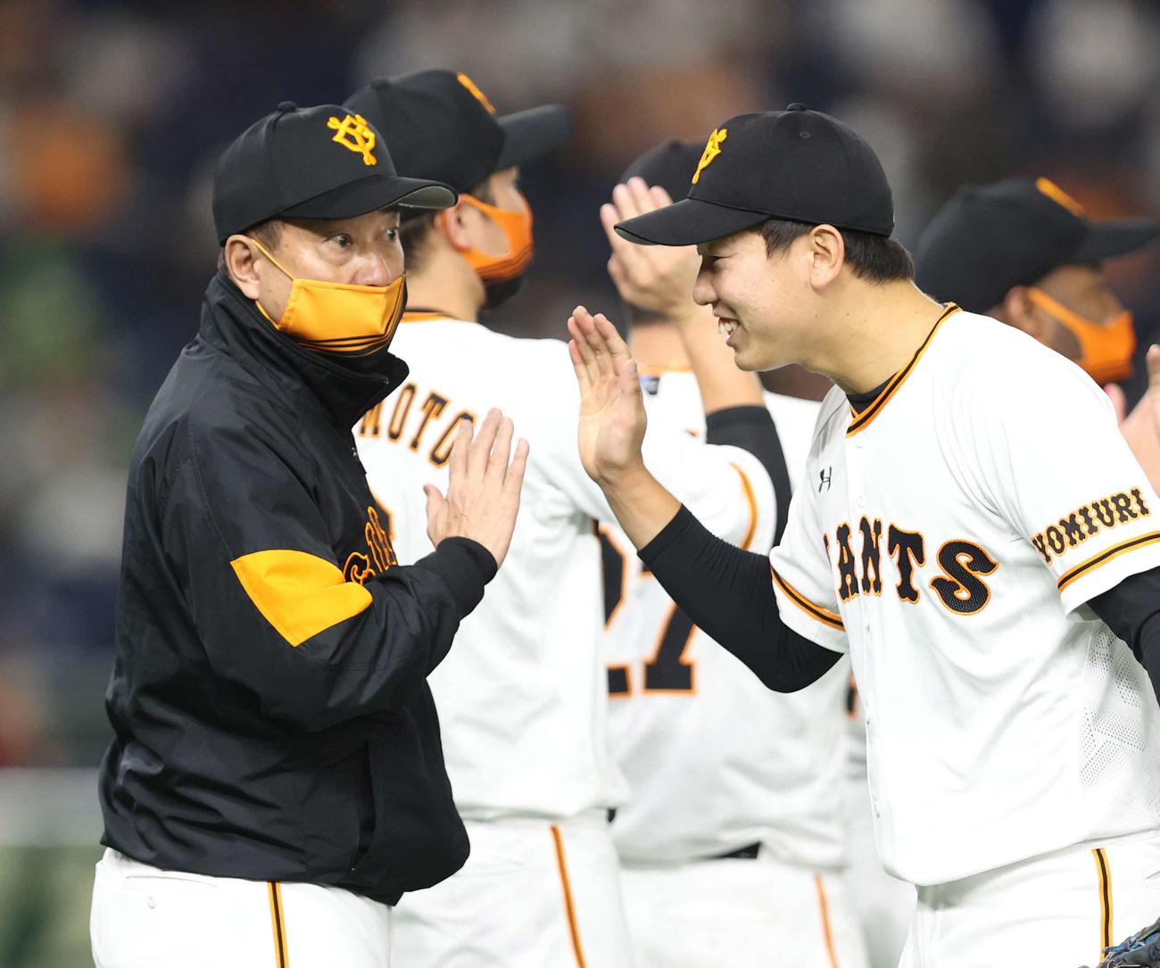 巨人対ヤクルト　完封勝利を収めた畠（右）は原監督に迎えられる（撮影・河野匠）