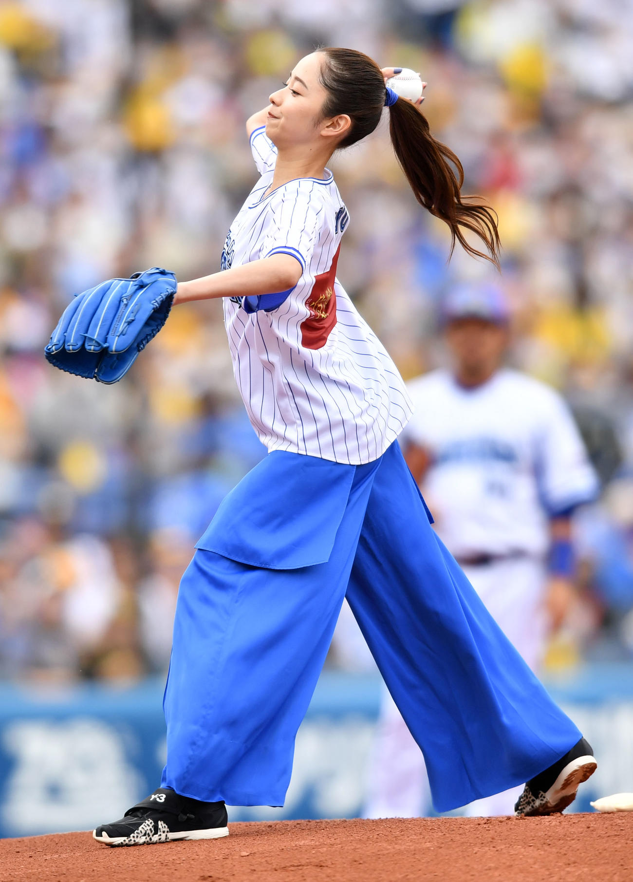 DeNA対阪神　始球式をする堀田真由（撮影・横山健太）
