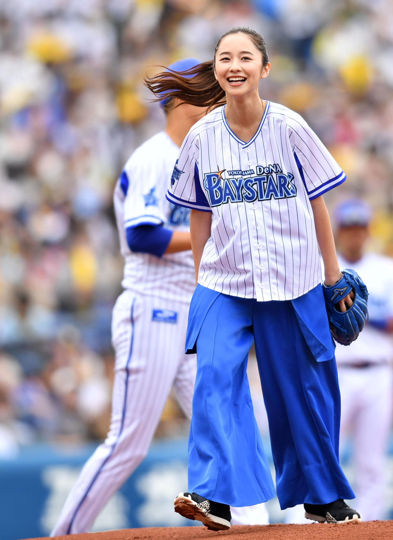 DeNA対阪神　始球式に登場した堀田真由（撮影・横山健太）