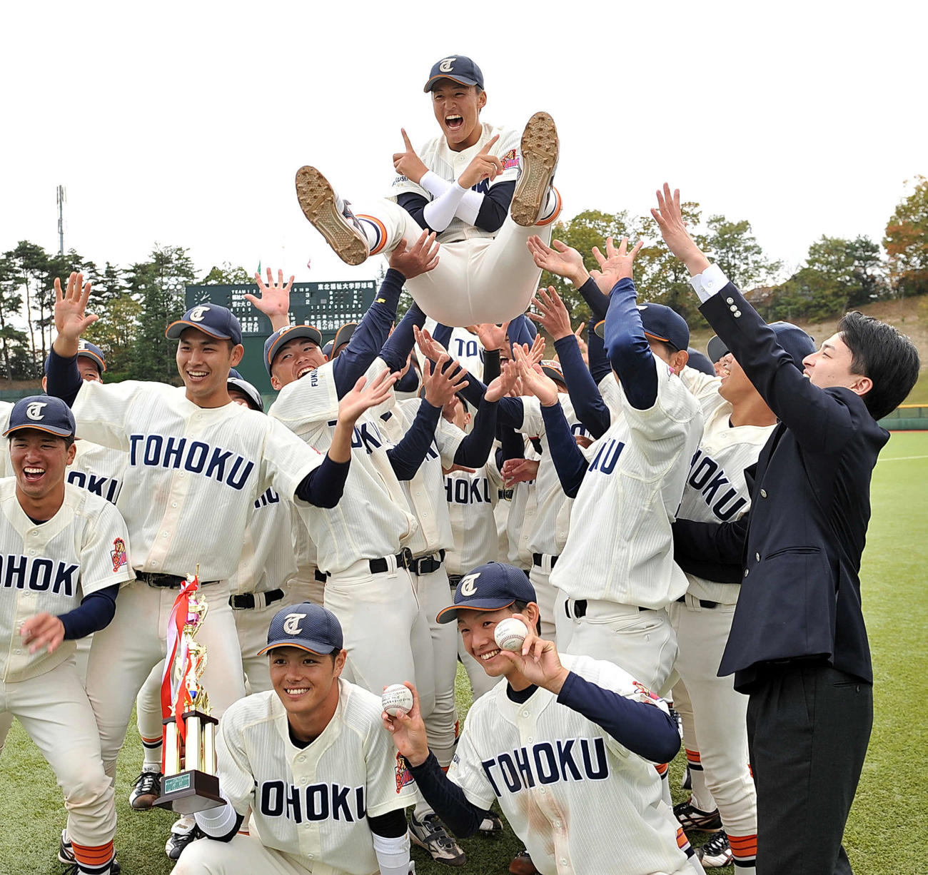 優勝した東北福祉大は元山主将を胴上げし、喜びを分かち合った（撮影・佐々木雄高）