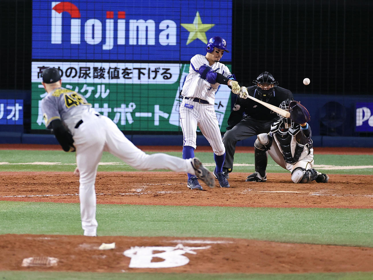 DeNA対阪神　9回裏DeNA2死三塁、梶谷は左にサヨナラ適時打を放つ・投手エドワーズ（撮影・浅見桂子）