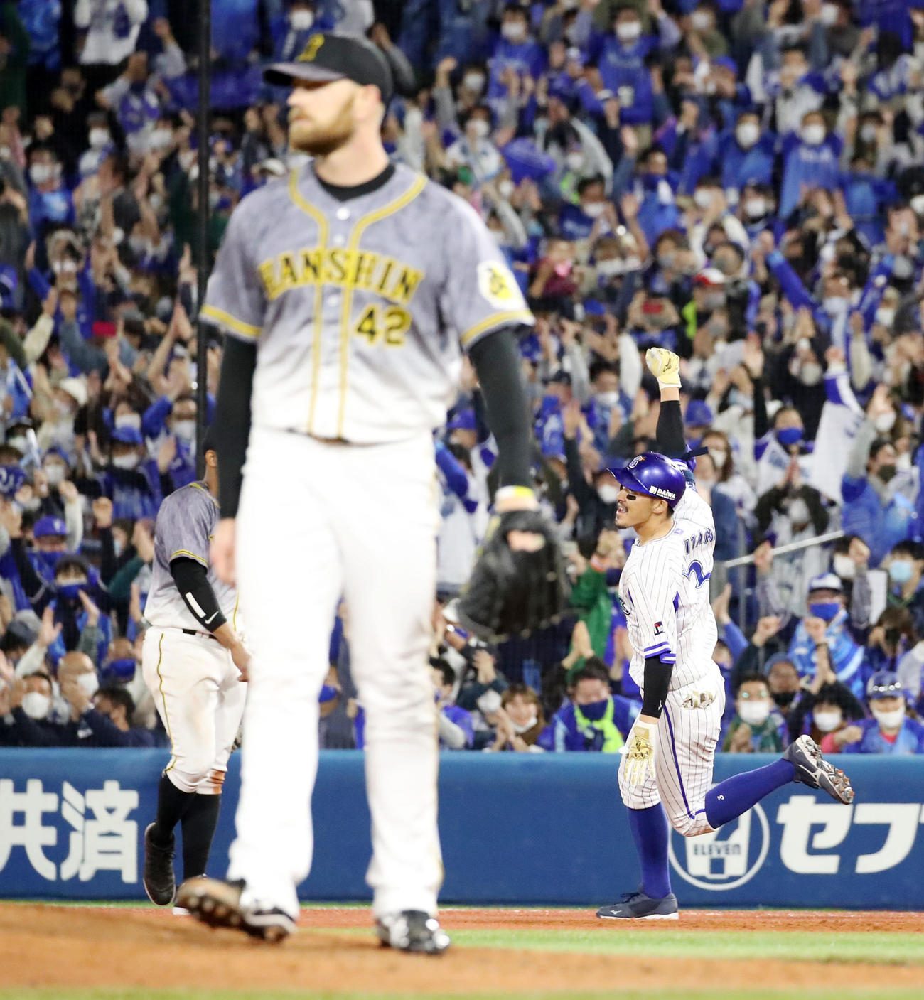 DeNA対阪神　9回裏DeNA2死三塁、梶谷は左前適時打を放ってサヨナラ勝ちとなる（撮影・加藤哉）