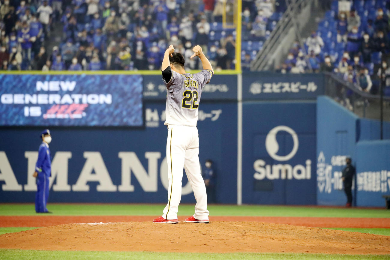 DeNA対阪神　試合後に行われた引退セレモニーでマウンドに立つ藤川（撮影・加藤哉）