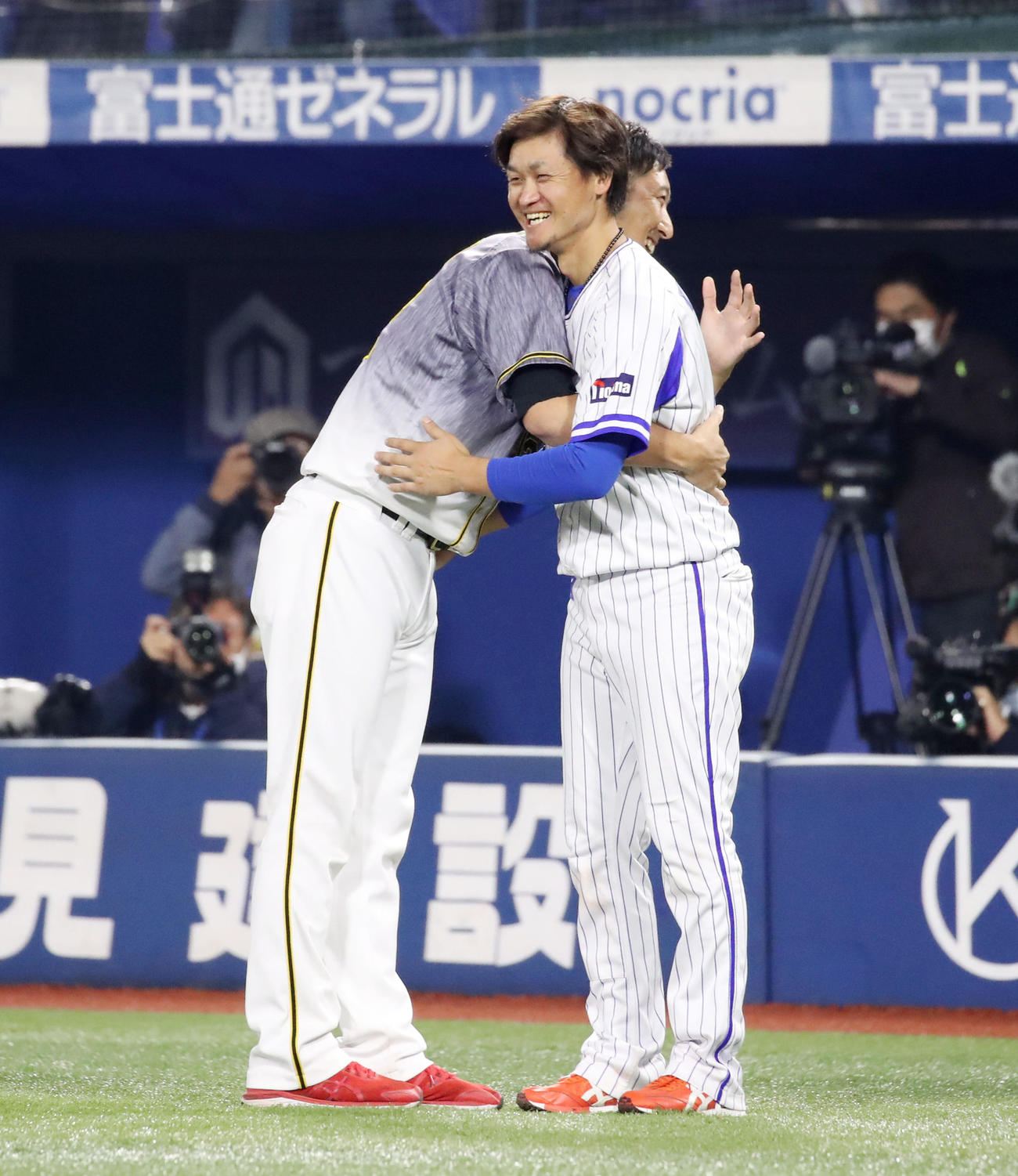 DeNA対阪神　試合後に行われた藤川球児の引退セレモニーで抱擁する大和（撮影・加藤哉）
