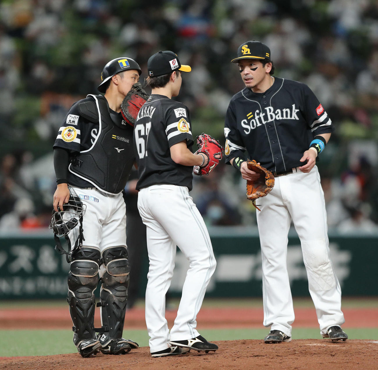 西武対ソフトバンク　5回裏西武無死一、二塁、笠谷（中央）に声を掛ける海野と松田宣（撮影・河田真司）