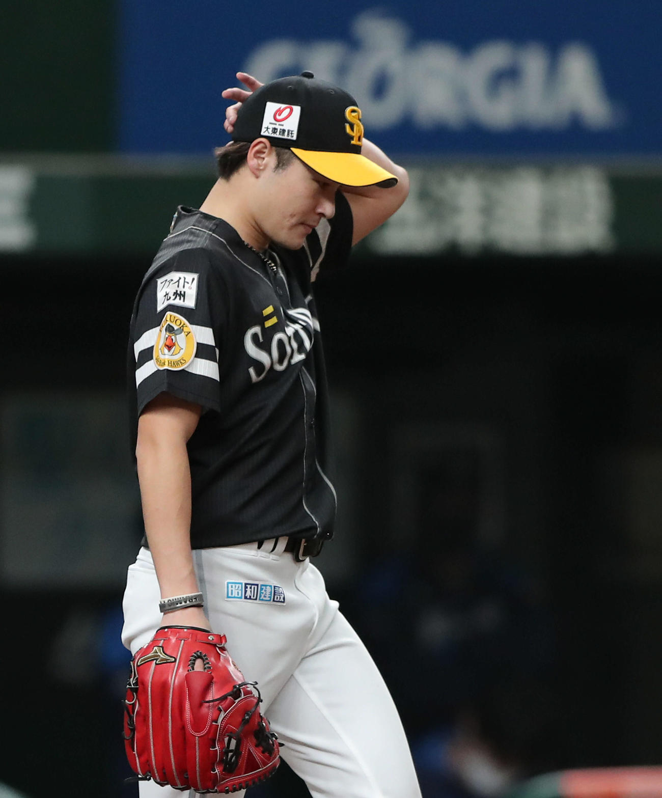 西武対ソフトバンク　5回裏西武2死一、二塁、中村に適時二塁打を許しうつむく笠谷（撮影・河田真司）