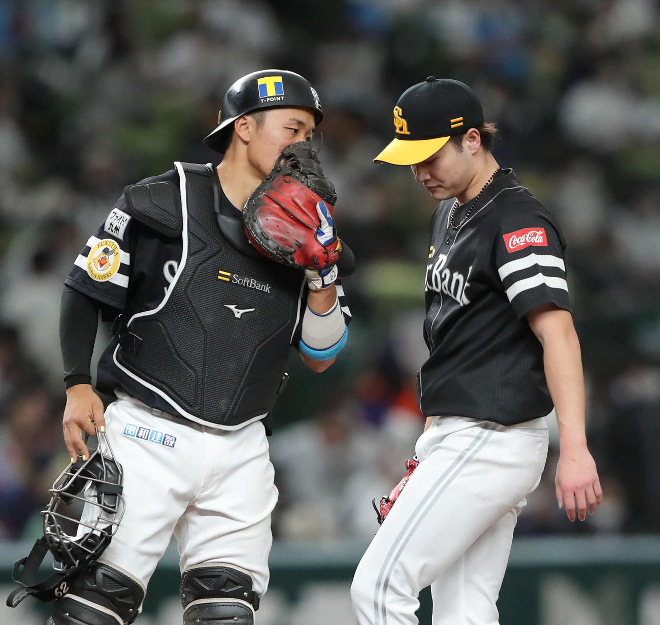 西武対ソフトバンク　5回裏西武2死一、二塁、中村に適時二塁打を許し、言葉を交わす海野（左）と笠谷（撮影・河田真司）