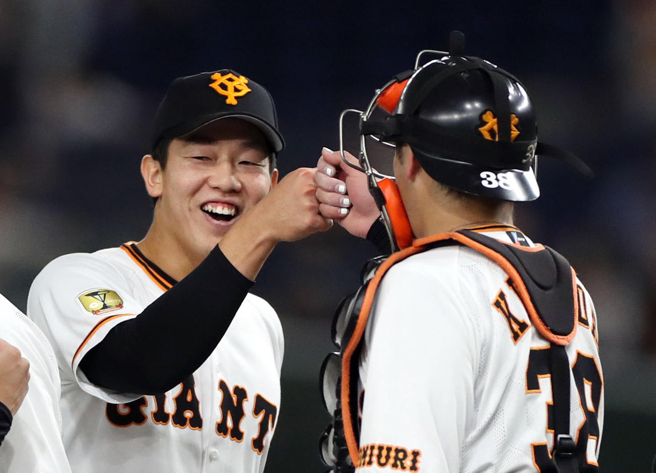 巨人対ヤクルト　プロ初完封し、岸田（右）とタッチを交わす畠（撮影・狩俣裕三）