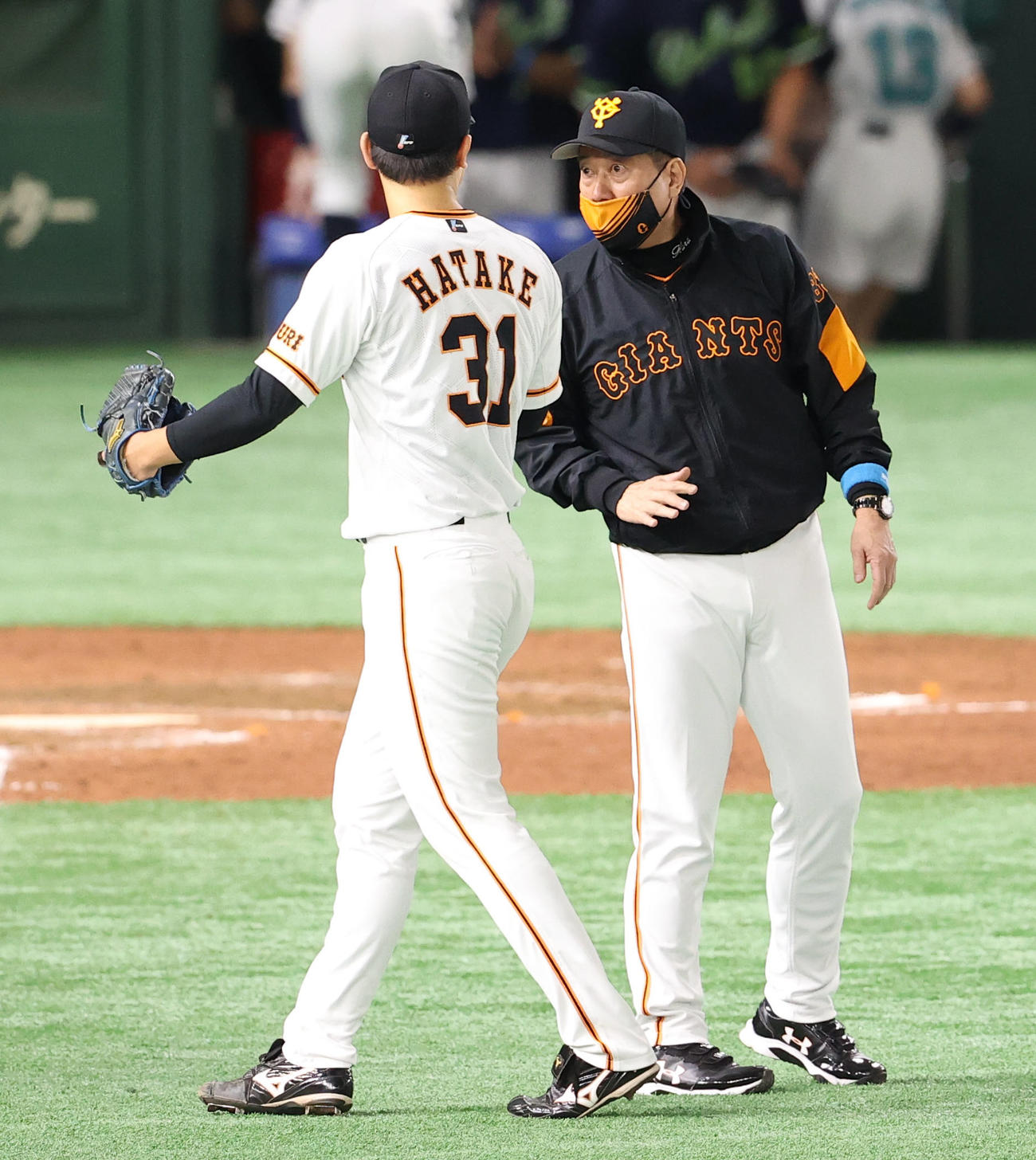 巨人対ヤクルト　完封勝利の巨人畠（左）に声をかける原監督（撮影・垰建太）