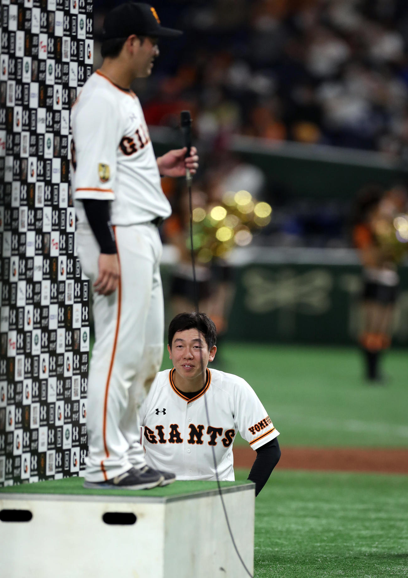 巨人対ヤクルト　ヒーローインタビューに呼ばれた岸田（手前）の話を正座しながら聞く畠（撮影・狩俣裕三）