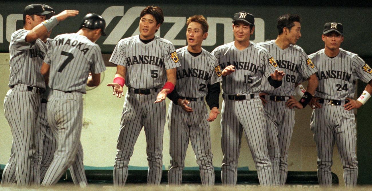 97年８月、本塁打の今岡を阪神ベンチで迎える左から新庄、平尾、湯舟ら