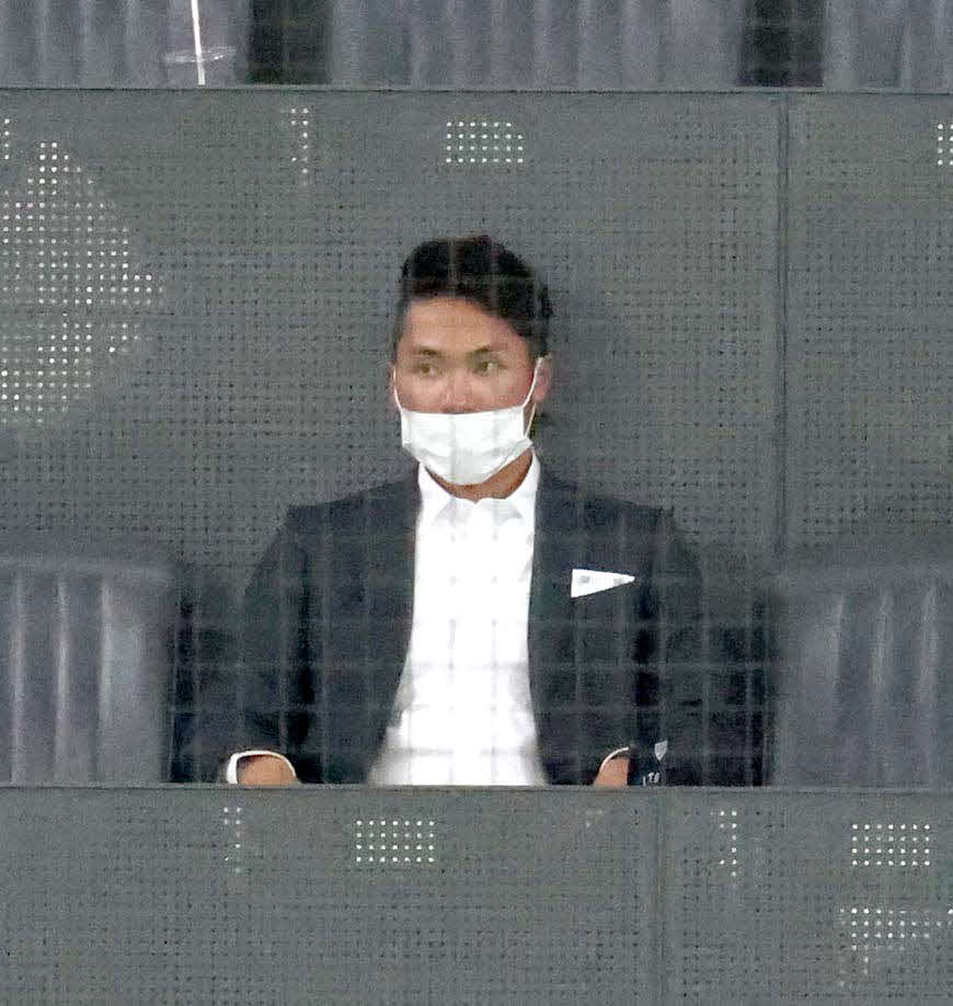 本拠地最終戦となる日本ハム対オリックス戦を観戦する日本ハムドラフト1位苫小牧駒大・伊藤（撮影・佐藤翔太）