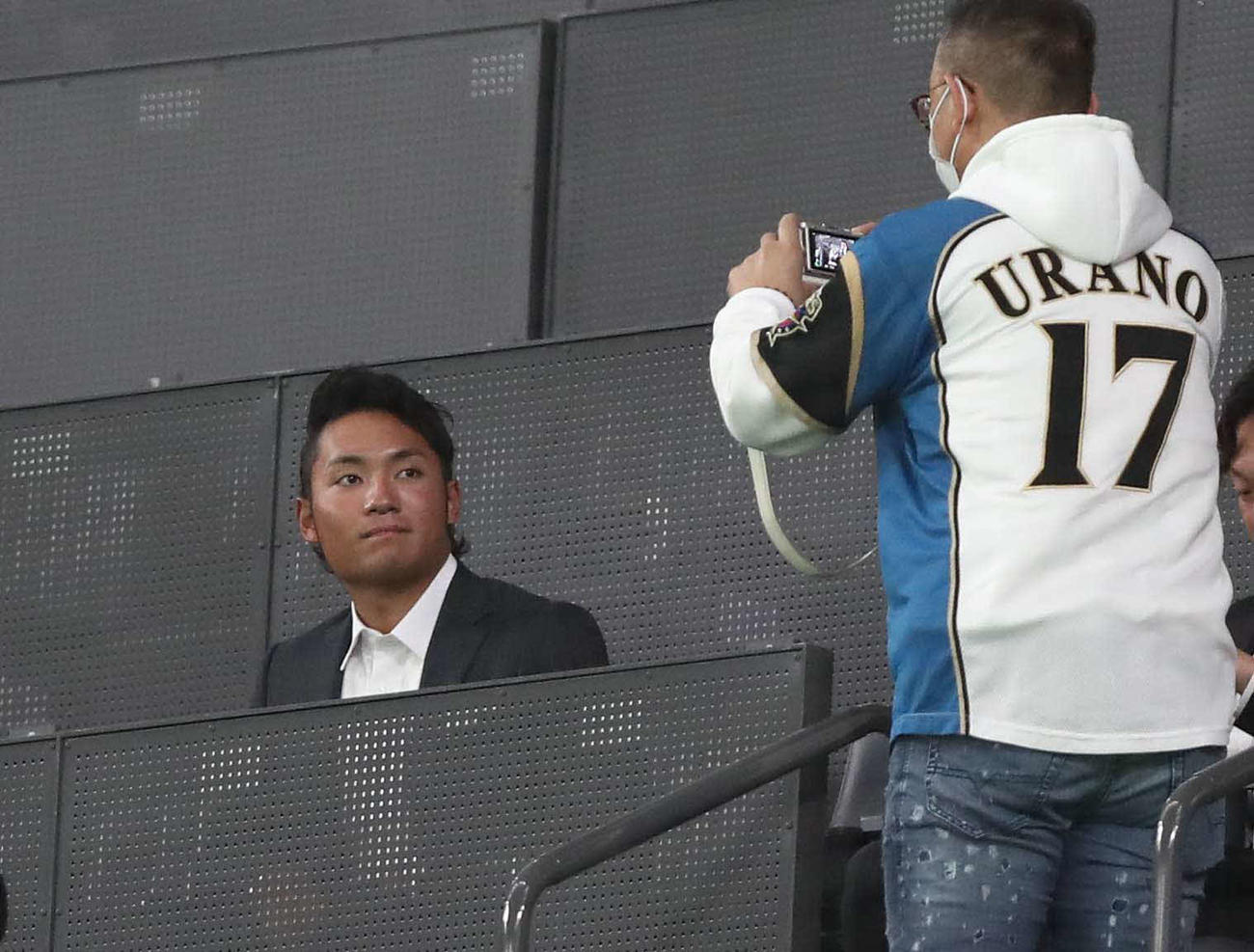 日本ハム対オリックス　試合観戦に訪れた日本ハムドラフト1位指名の伊藤はファンの写真撮影に応じる（撮影・黒川智章）