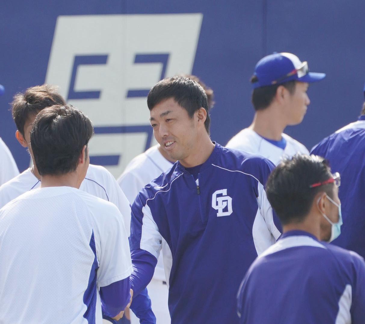 練習前にナインにあいさつをする中日吉見（撮影・森本幸一）