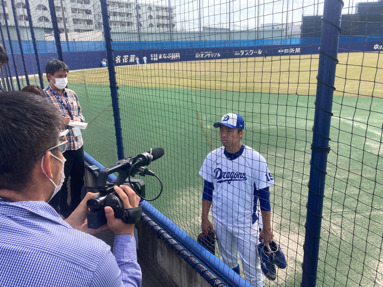 ナゴヤ球場での2軍居残り練習後に報道陣に応対する中日吉見（撮影・伊東大介）