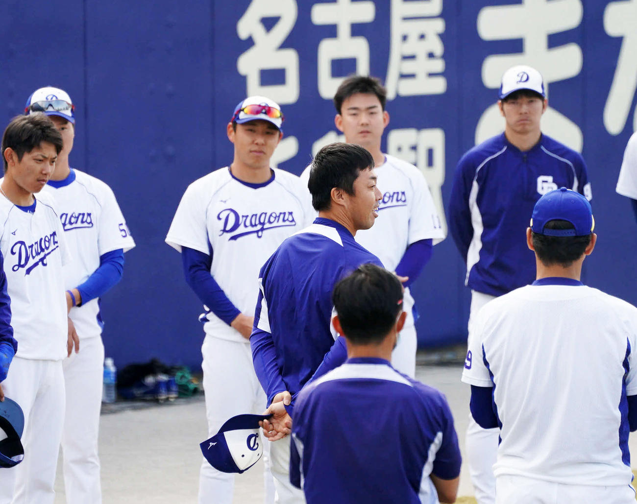 練習前にナインにあいさつをする吉見（撮影・森本幸一）