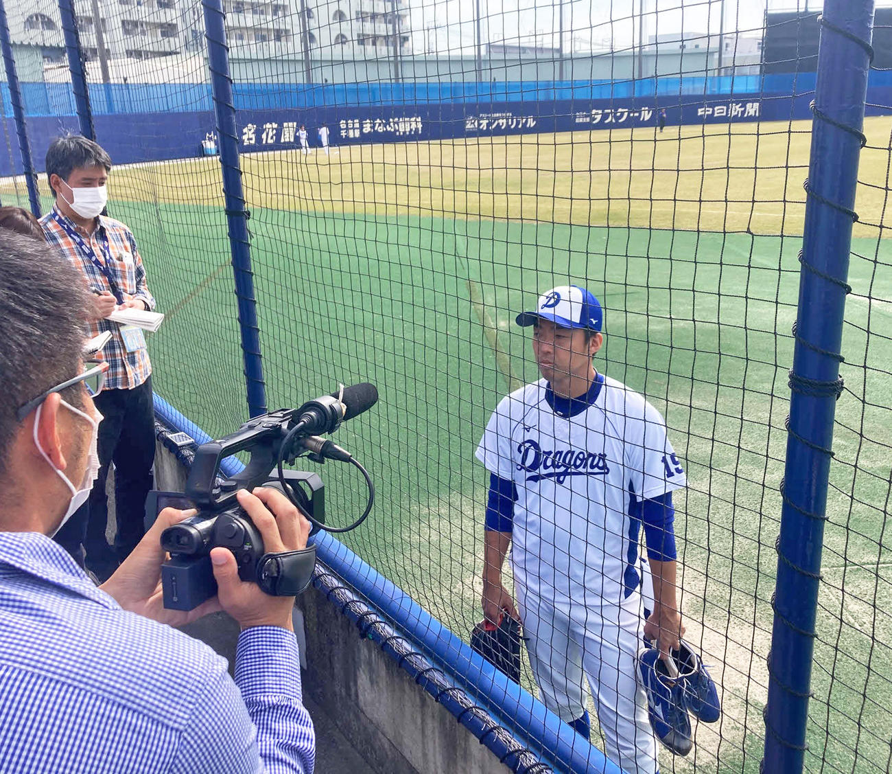 ナゴヤ球場での2軍居残り練習後に報道陣に応対する中日吉見（撮影・伊東大介）