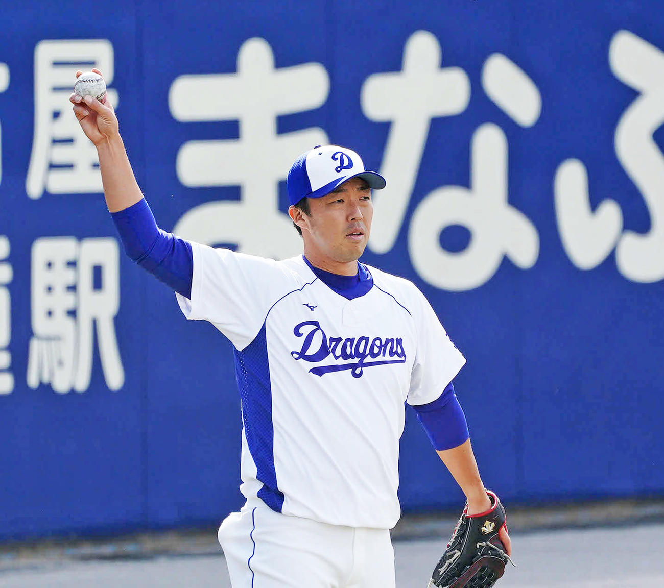 ナゴヤ球場でキャッチボールをする吉見（撮影・森本幸一）