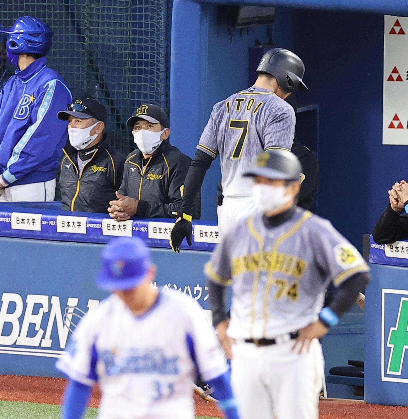 DeNA対阪神　8回表阪神1死満塁、代打糸井（手前）が見逃し三振に倒れ、ぼう然とする矢野監督（中央）（撮影・浅見桂子）
