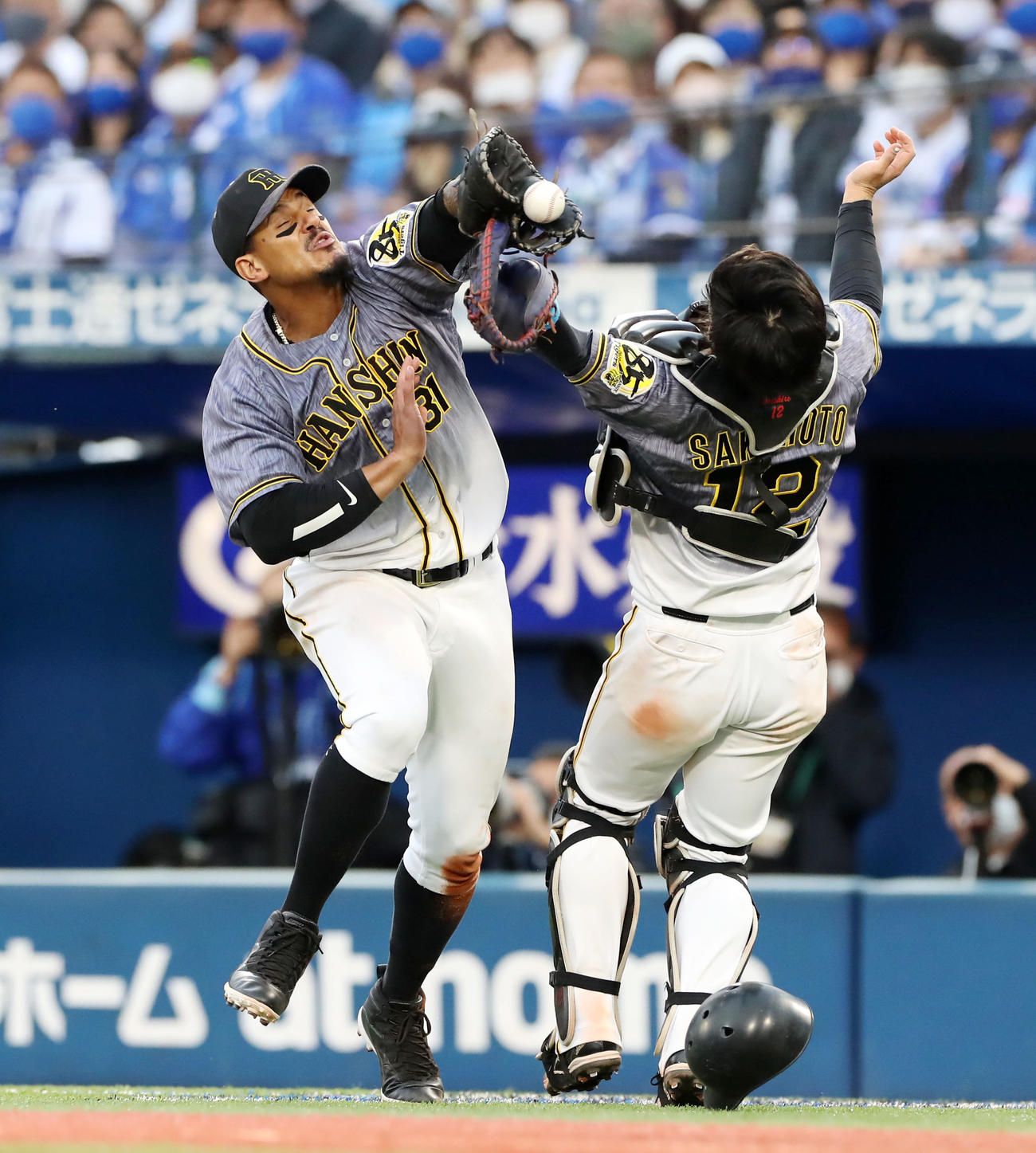 DeNA対阪神　7回裏DeNA無死、マルテ（左）は細川の邪飛を追った坂本と接触し捕球できずファウルになる（撮影・加藤哉）