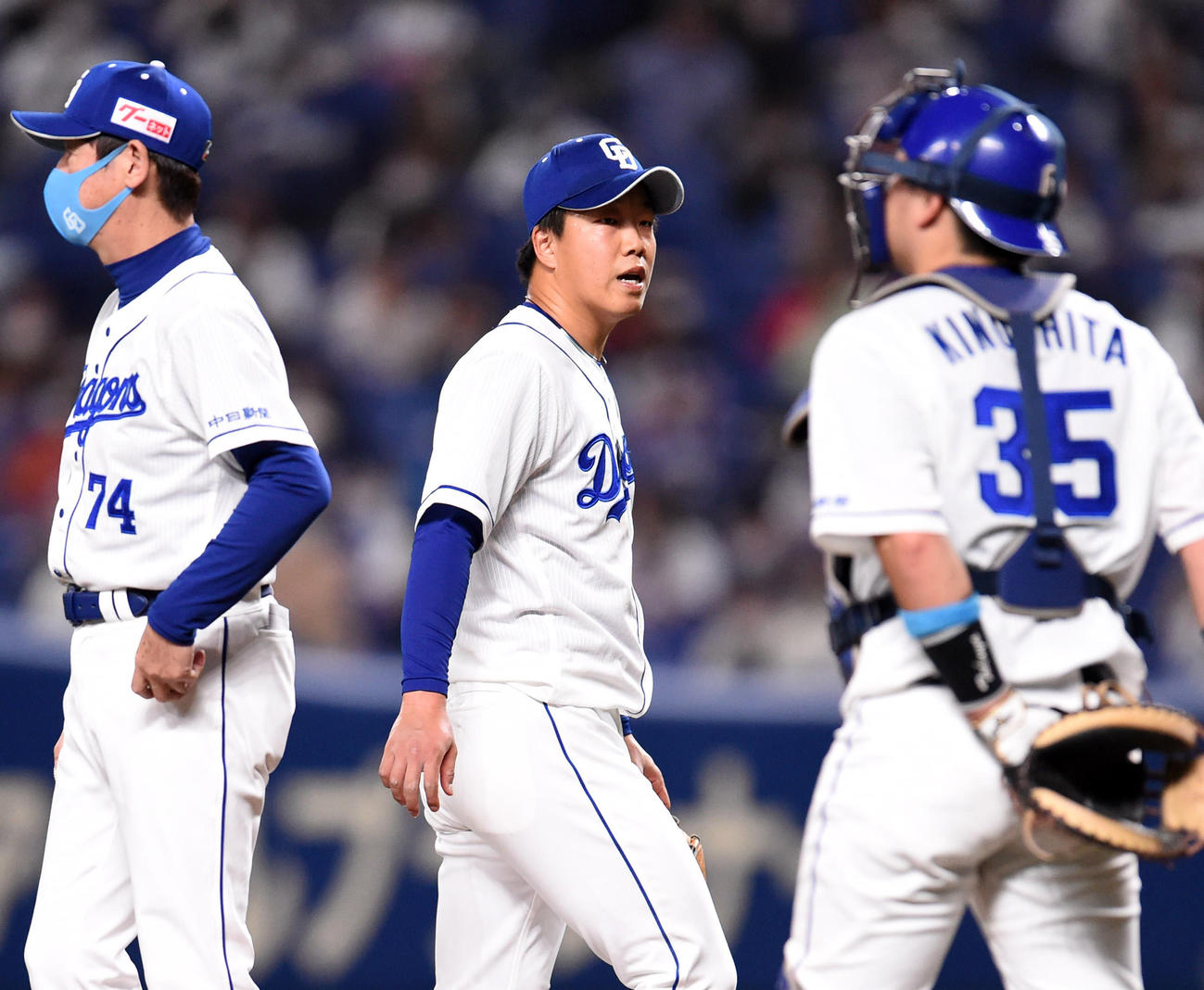 7回表広島2死二塁、マウンドを降りる中日先発の柳裕也（中央）（撮影・森本幸一）