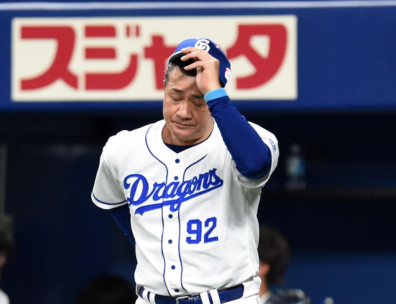 6連敗となり、さえない表情で整列する与田剛監督（撮影・森本幸一）