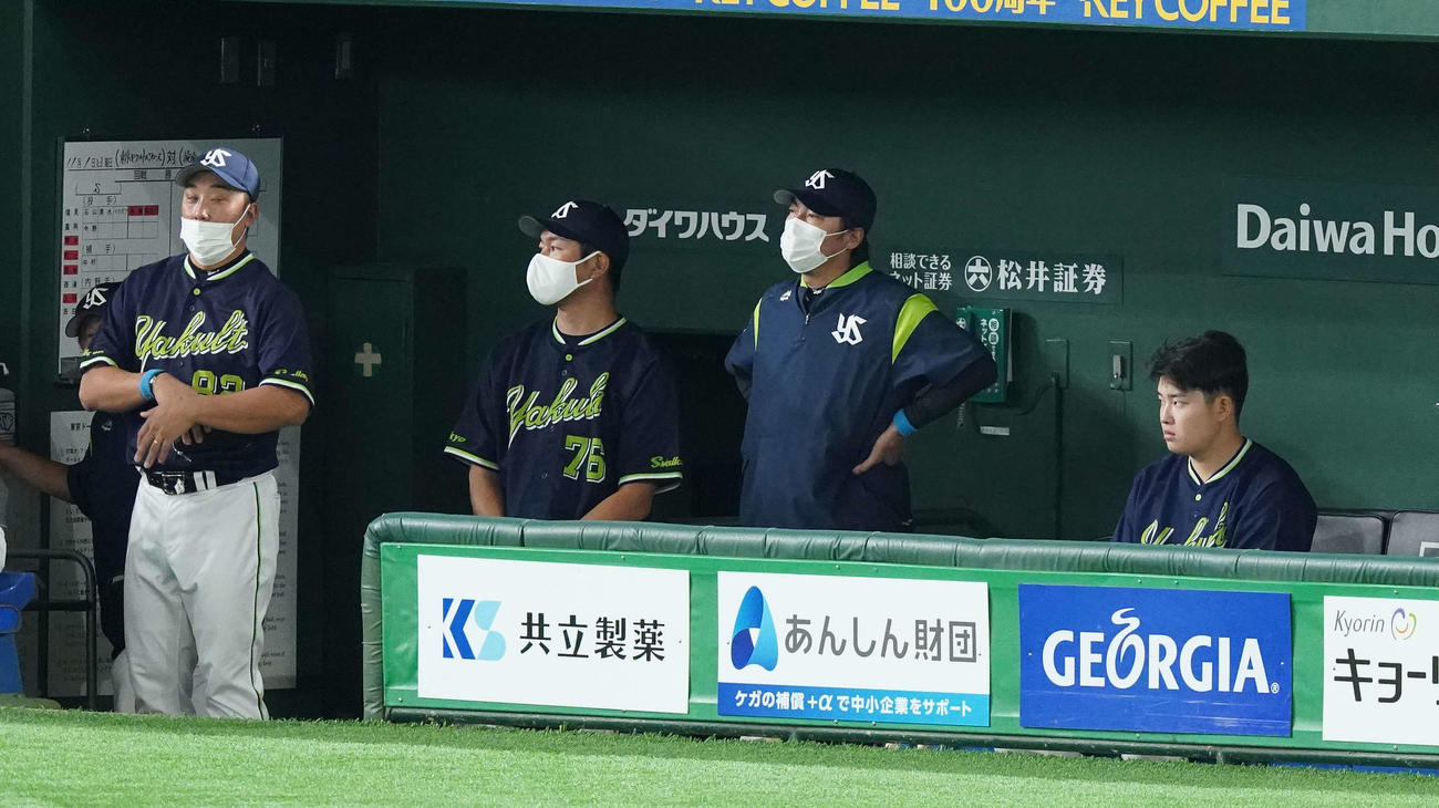 巨人対ヤクルト　9回表、険しい表情で試合を見るヤクルト高津監督（中央）。右は村上（撮影・鈴木みどり）