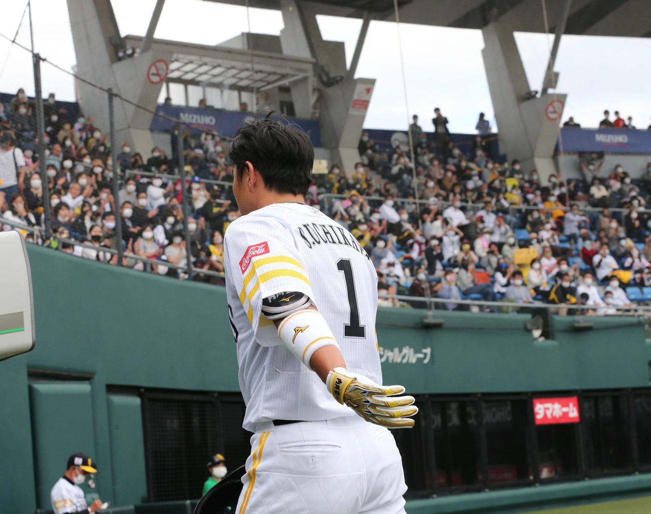 ソフトバンク対阪神　5回裏ソフトバンク2死、内川は四球で出塁後に交代し、ベンチに引きあげる（撮影・梅根麻紀）