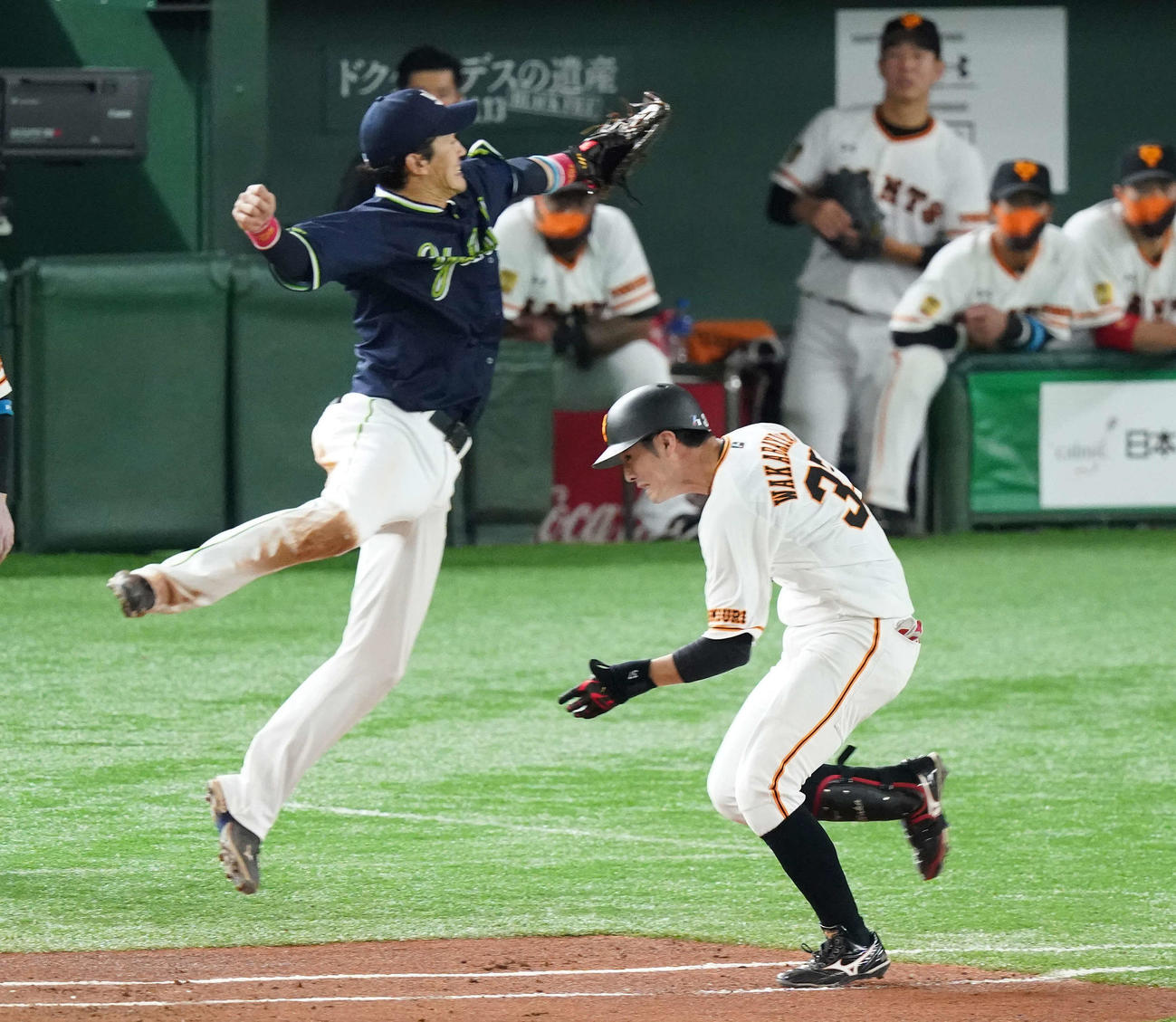 巨人対ヤクルト　5回裏巨人2死二塁、若林の打球を三塁手村上が一塁へ悪送球し、巨人が先制。一塁手坂口（撮影・鈴木みどり）