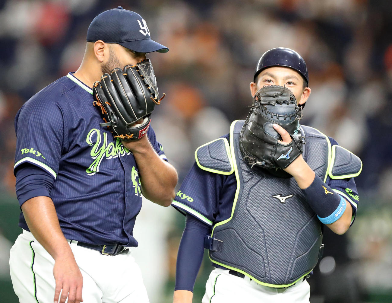 巨人対ヤクルト　1回裏を抑え、話をするスアレス（左）と嶋（撮影・狩俣裕三）