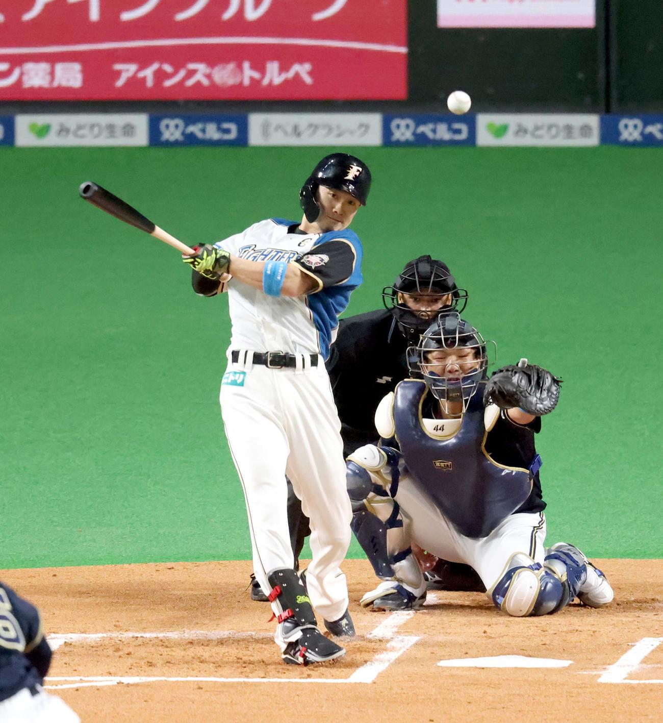 日本ハム対オリックス　1回裏日本ハム無死、西川は中前打を放つ（撮影・佐藤翔太）