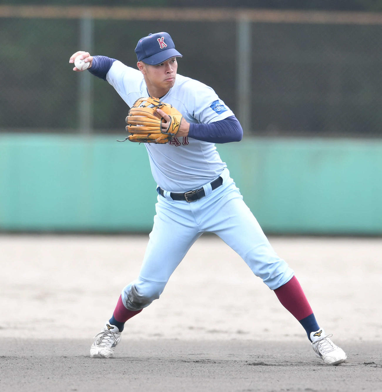 練習試合　大産大対近大　6回表大産大無死、藤原の三ゴロを一塁へ送球する佐藤（撮影・岩下翔太）