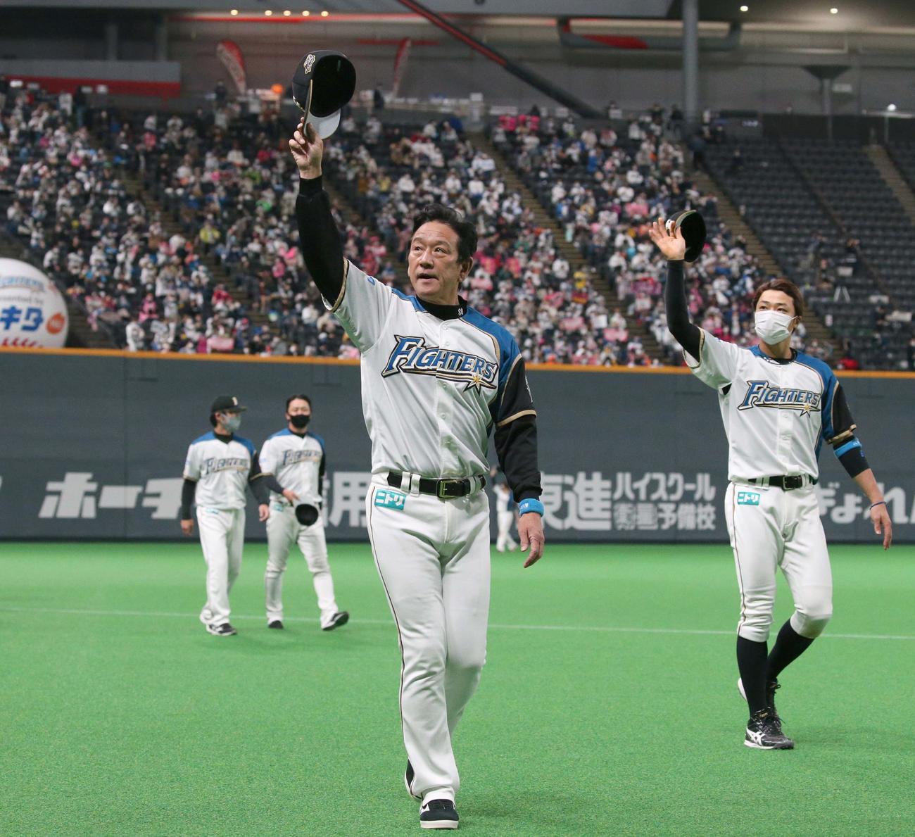 日本ハム対オリックス　ホーム最終戦でファンに手を振る栗山監督（撮影・黒川智章）