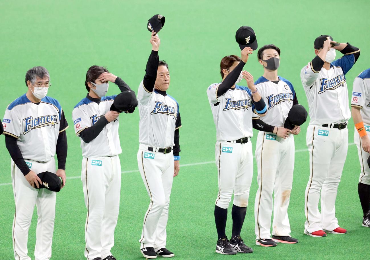 日本ハム対オリックス　本拠地札幌ドームでの最終戦を終えスタンド応援席のファンに手を振って応える日本ハム栗山監督（左から3人目）（撮影・佐藤翔太）