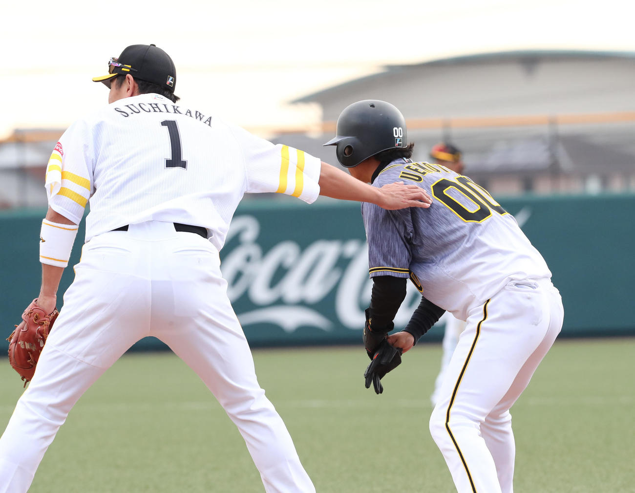2軍ソフトバンク戦で、内野安打で出塁した上本（右）は一塁手の内川に声をかけられる（撮影・梅根麻紀）