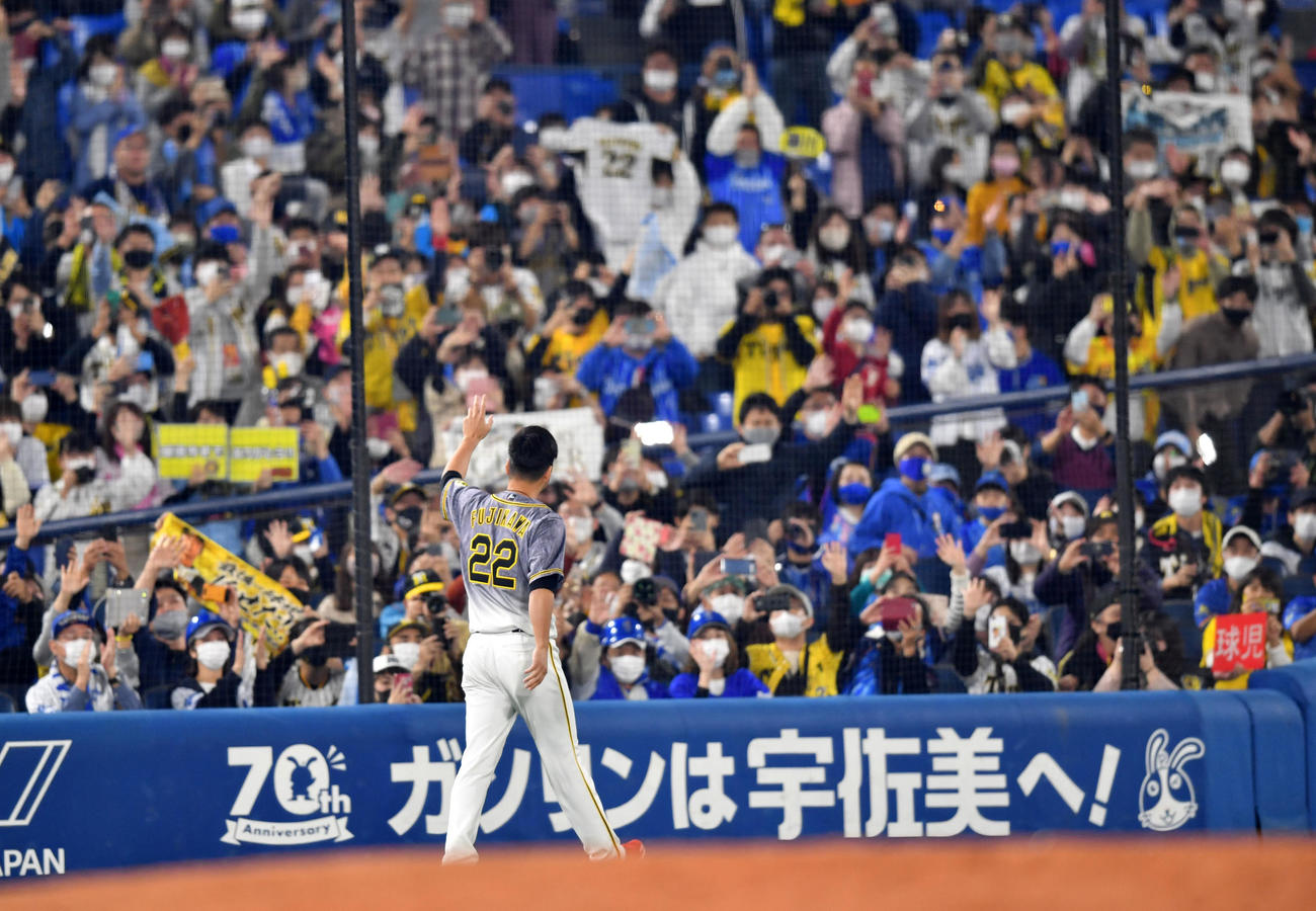 DeNA対阪神　試合後、今季で引退する阪神藤川はグラウンドを1周しファンにあいさつをする（撮影・横山健太）