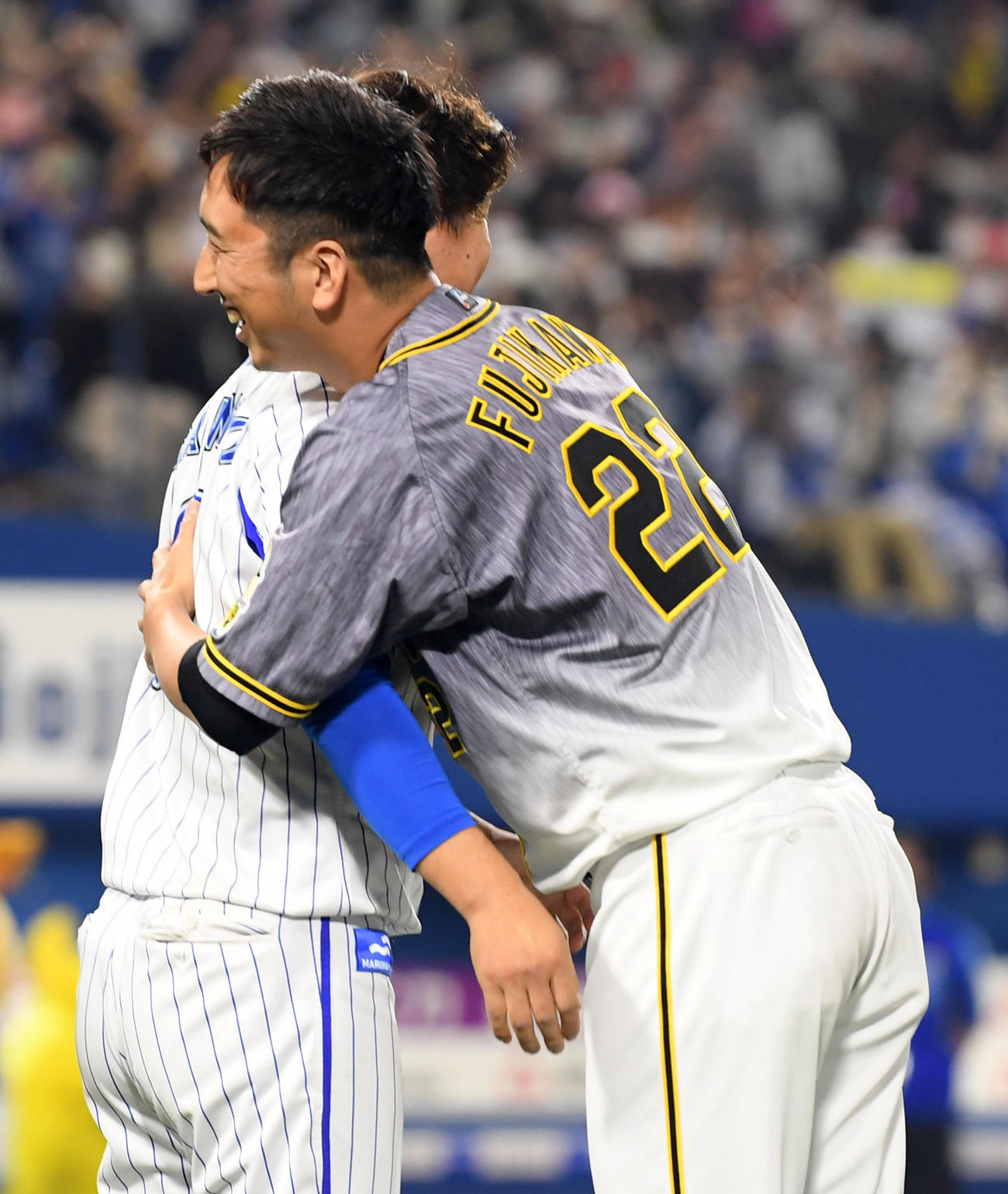 DeNA対阪神　試合後、笑顔で抱き合う阪神藤川（右）とDeNA大和（撮影・横山健太）