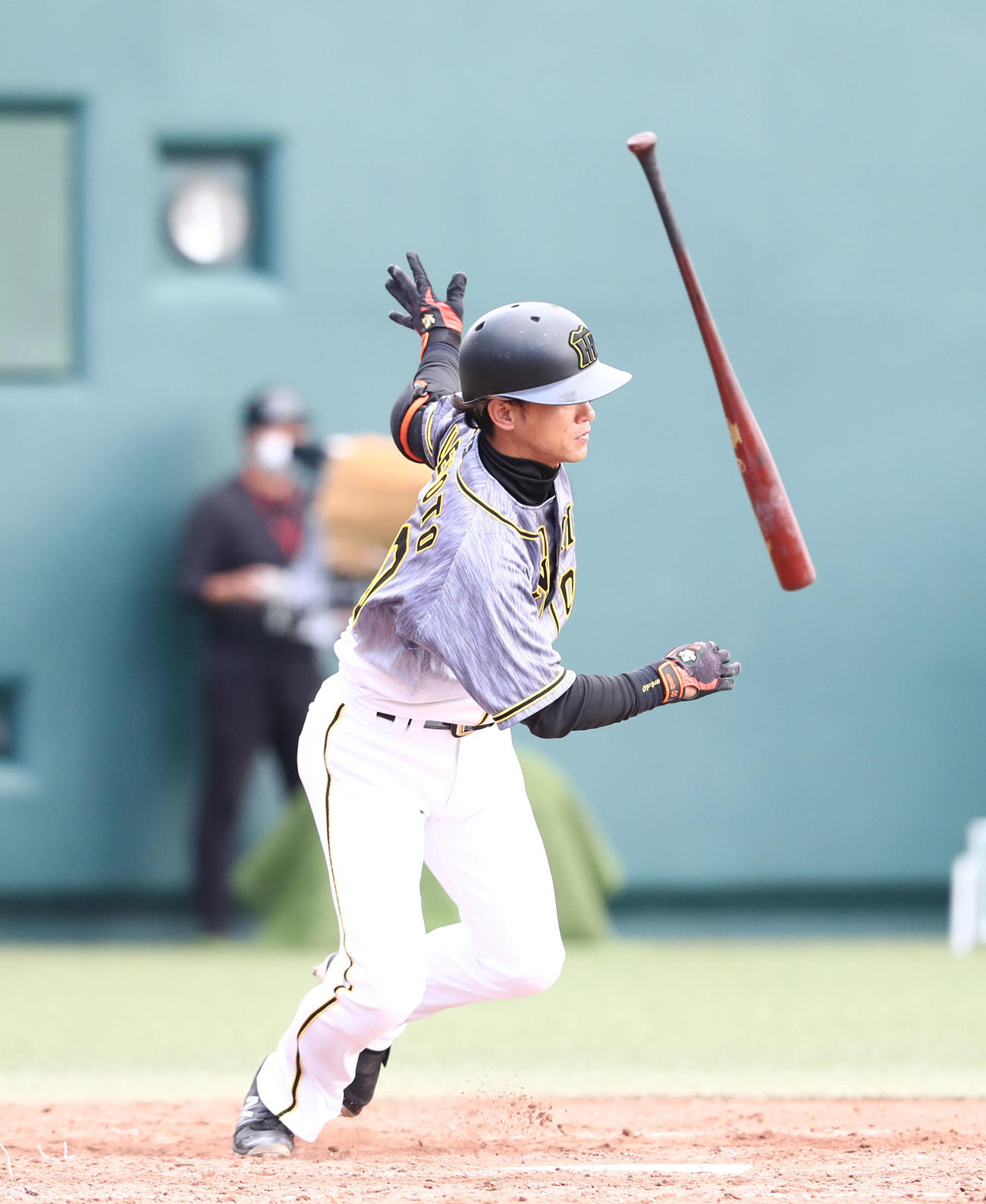 ソフトバンクとの2軍戦で上本は内野安打を放つ（撮影・梅根麻紀）
