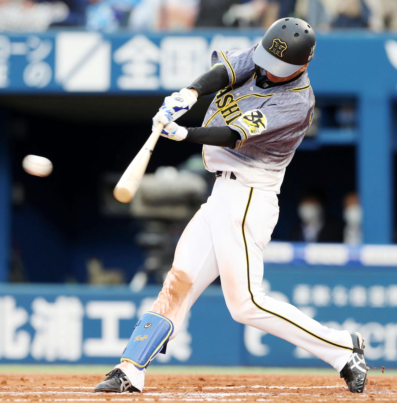 DeNA対阪神　7回表阪神1死一、三塁、近本は右前適時打を放つ（撮影・加藤哉）