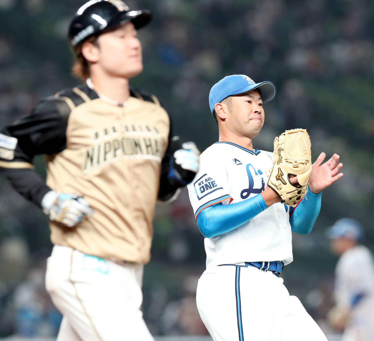 西武対日本ハム　2回表日本ハム2死、渡辺（左）を一ゴロに仕留めグラブをたたく西武榎田（撮影・佐藤翔太）