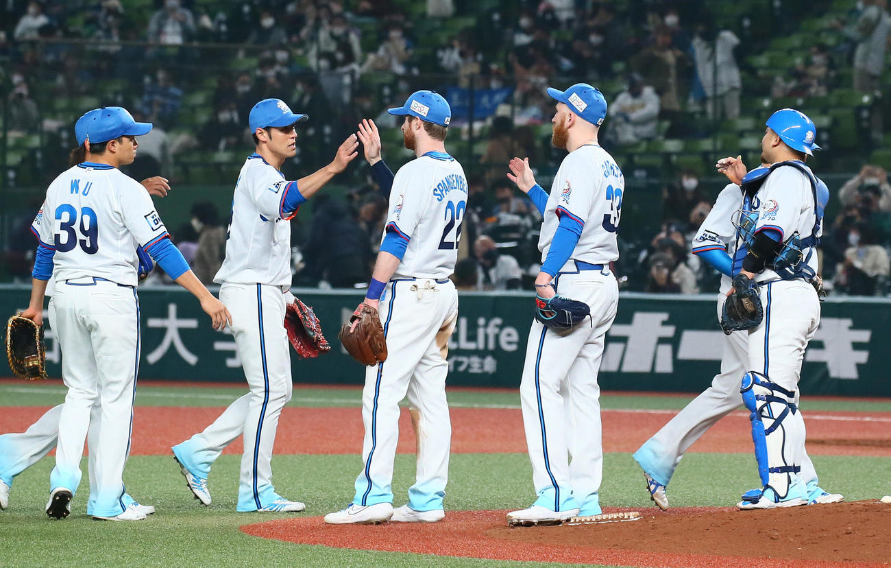 西武対日本ハム　勝利しタッチを交わす西武ナイン（撮影・足立雅史）