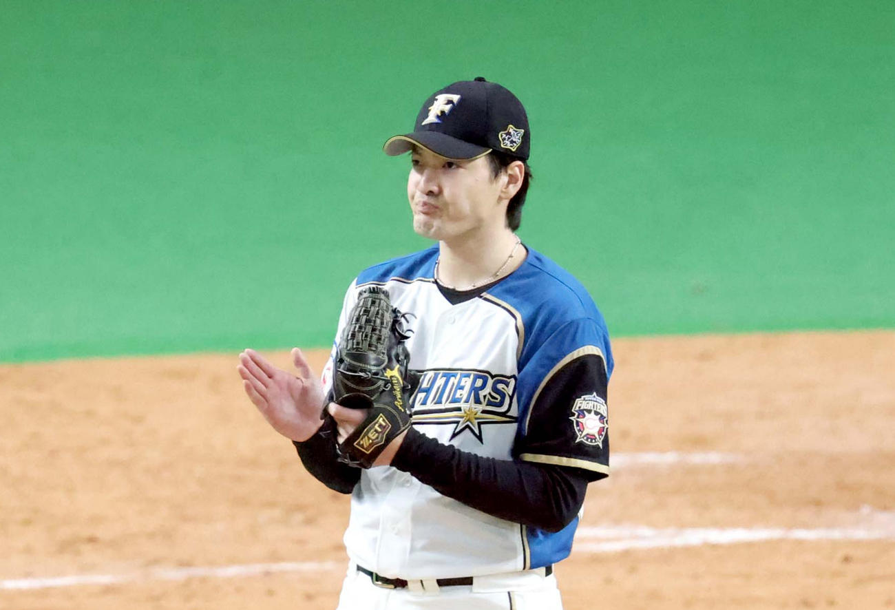 日本ハム対オリックス　5回、T－岡田を併殺打に仕留めグラブをたたく日本ハム有原（撮影・佐藤翔太）