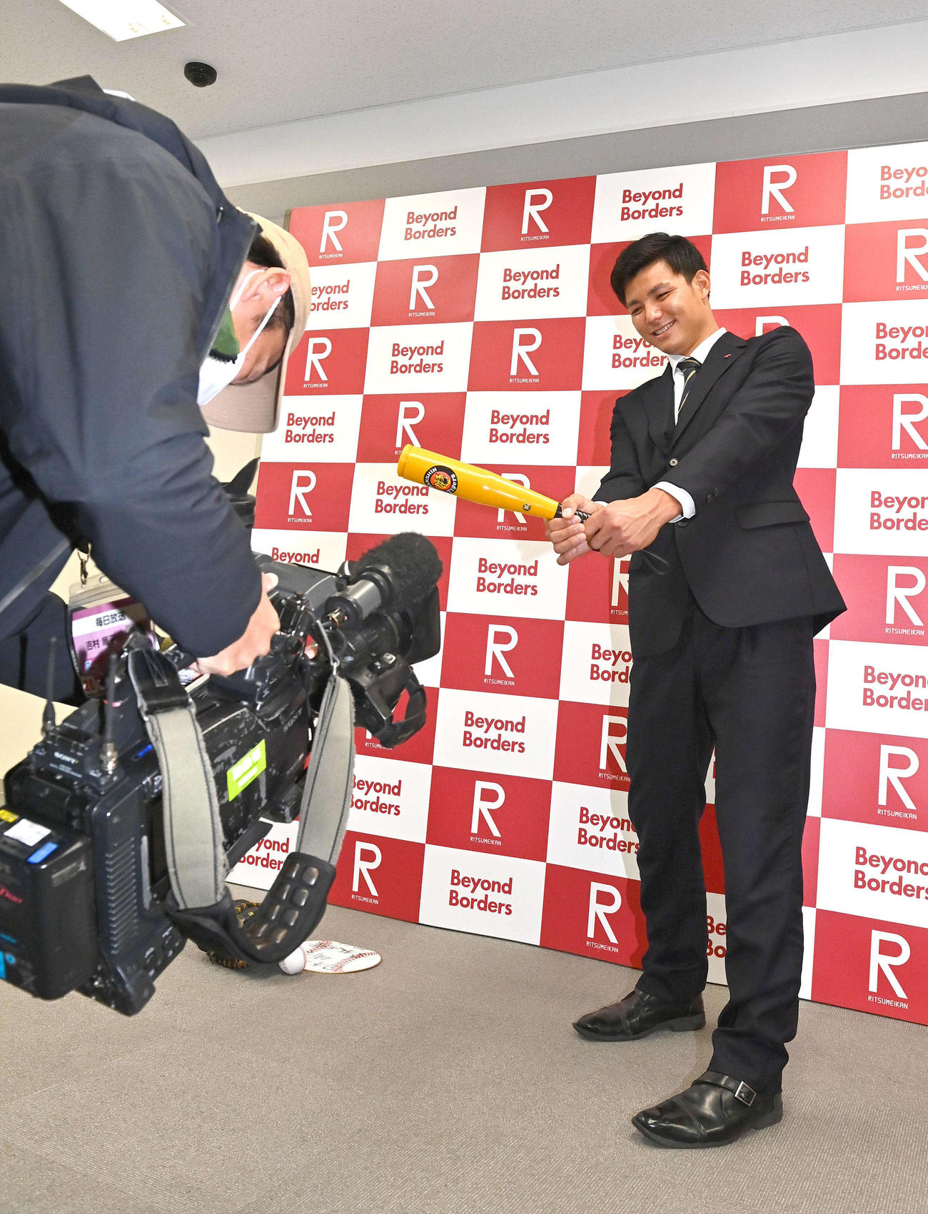 阪神ドラフト4位の立命大・栄枝裕貴はバットを手に笑顔を見せる（撮影・上田博志）