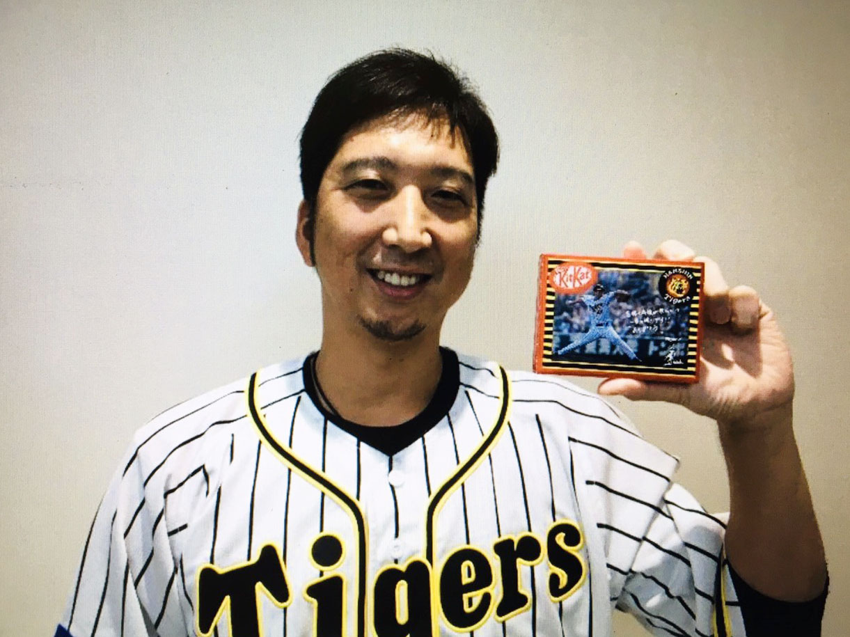 「藤川球児選手オリジナルキットカット」を手にする藤川（撮影・加藤哉）