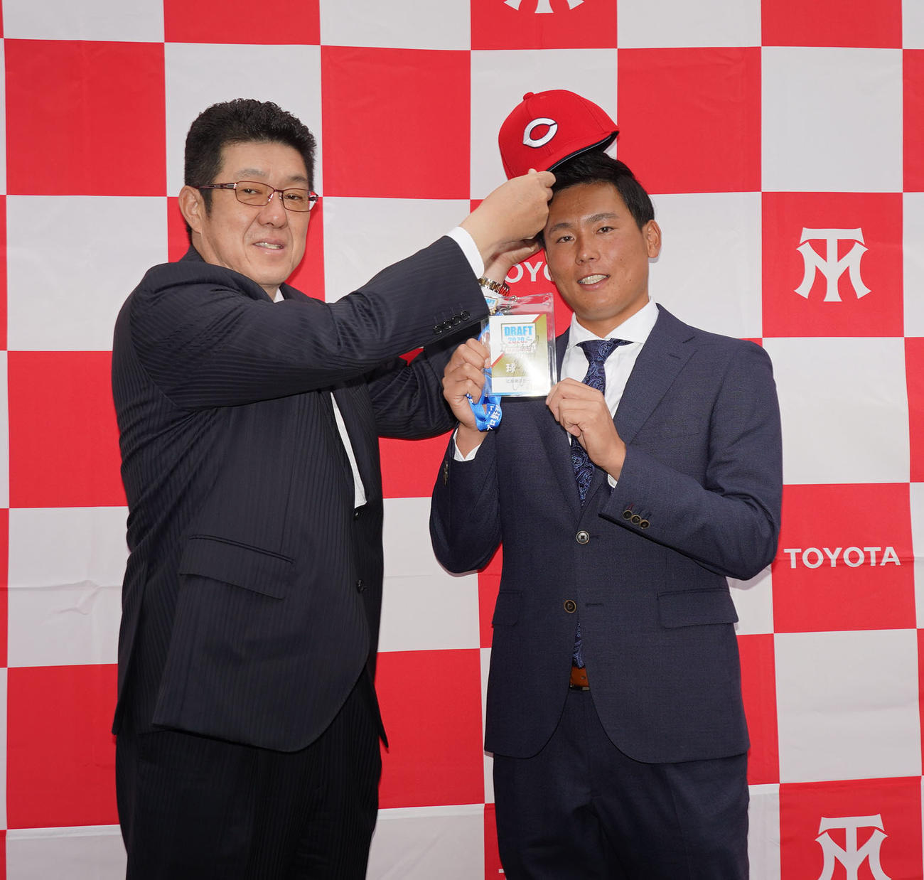 プロ野球広島からD1位指名され佐々岡真司監督（左）と初対面しドラフトパスを手に笑顔の栗林良吏（右）（撮影・森本幸一）