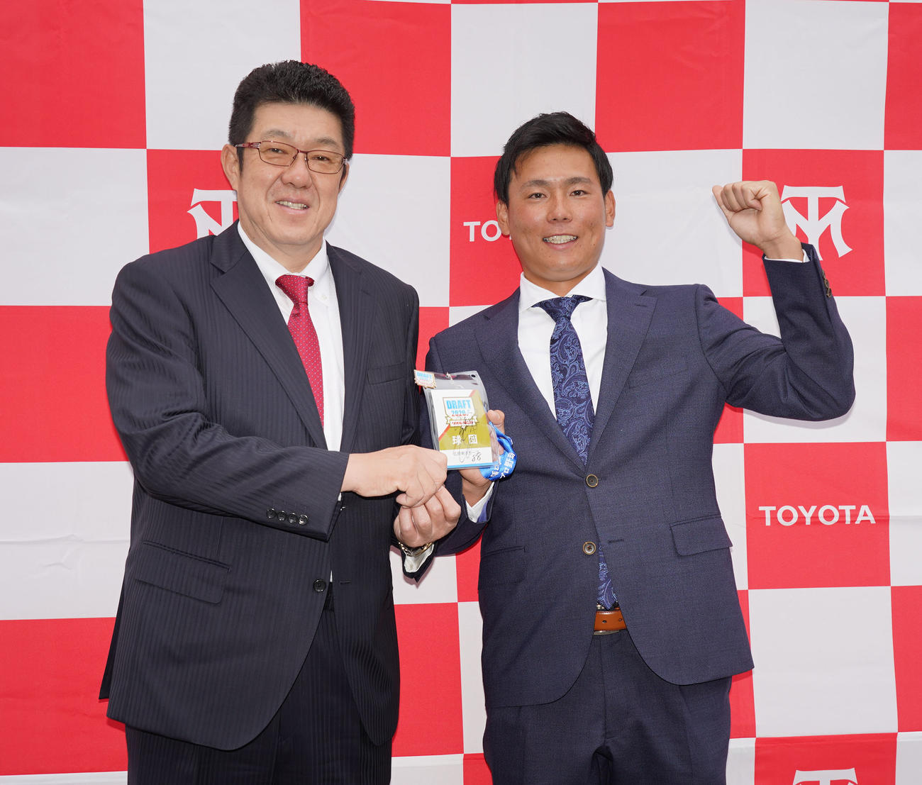 プロ野球広島からD1位指名され佐々岡真司監督（左）と初対面しドラフトパスを手に笑顔の栗林良吏（右）（撮影・森本幸一）