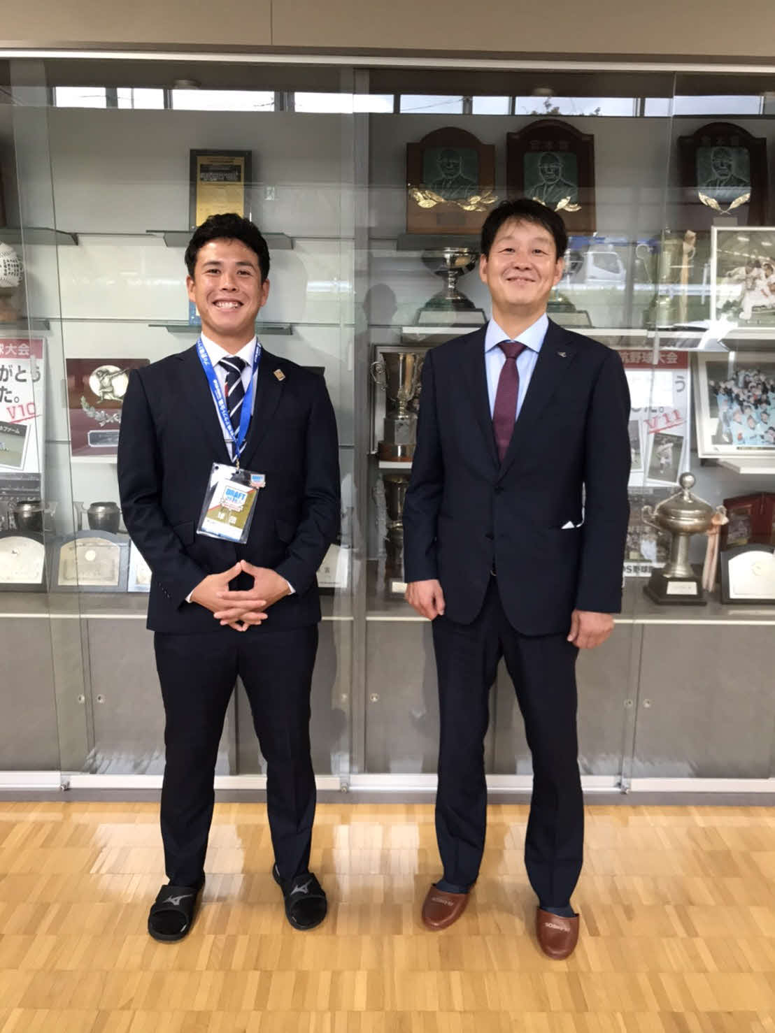 指名あいさつを受けた楽天ドラフト3位指名のENEOS・藤井（左）は担当の部坂スカウトと記念撮影（球団提供）